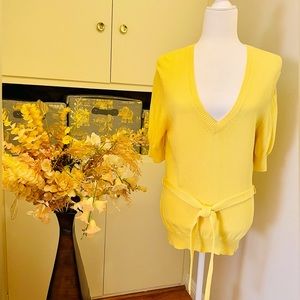 ISAAC MIZRAHI SHORT SLEEVE KNITTED TOP WITH KNITTED BELT